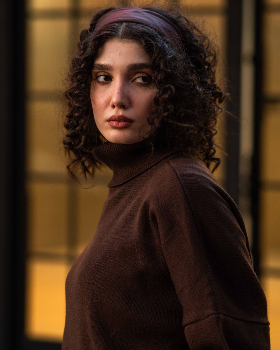 Damen Look: lockiges Volumen
