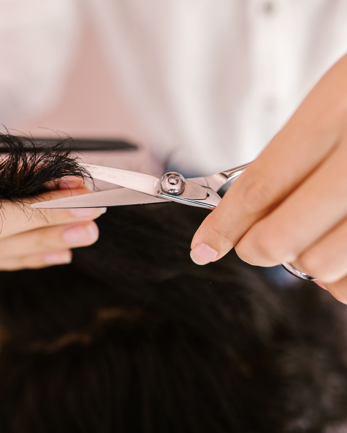Detailaufnahme eines präzisen Haarschnitts im HAARWERK Studio