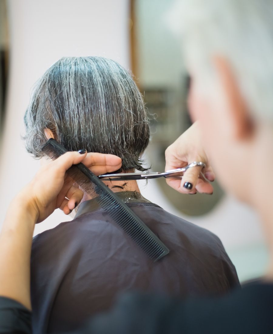 Damenhaarschnitt und Styling