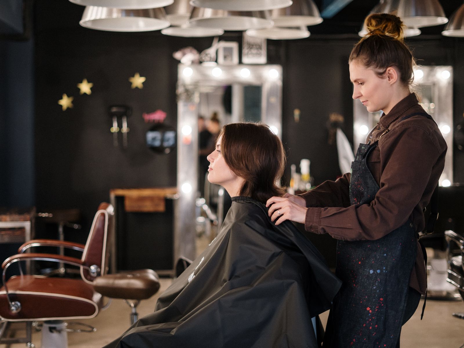 Elena Vogt bei der Arbeit im HAARWERK Studio